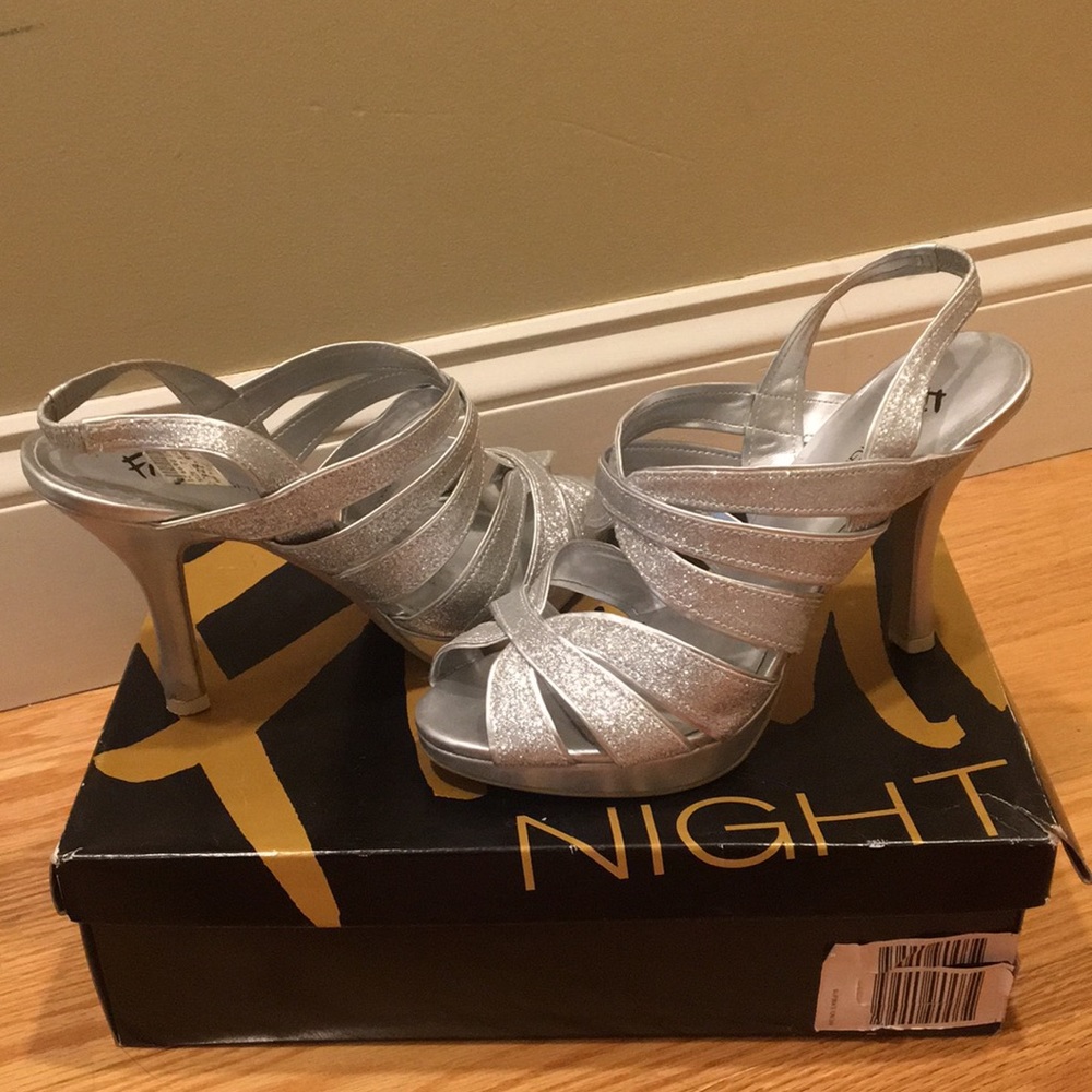 Fioni Night Size 7.5 Sparkly Gray Heels